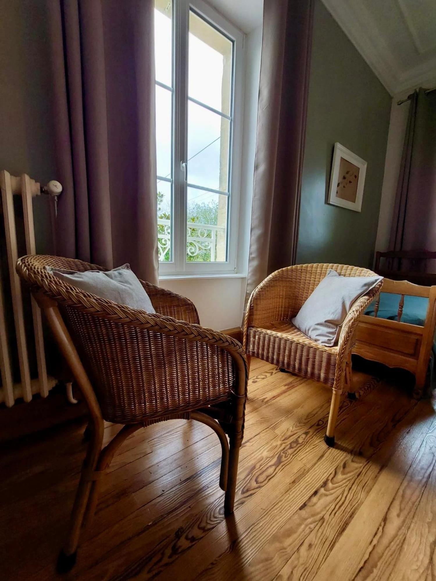 Bed & Breakfast Les D'omaha Beach: Homemade Breakfast & Local Flavor